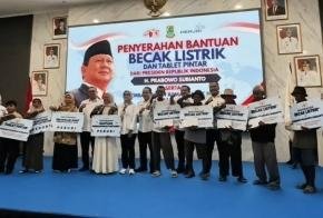 Beban Kayuhan Makin Ringan, 220 Pengemudi Becak Lansia Karawang Terima Becak Listrik Bantuan Presiden Prabowo