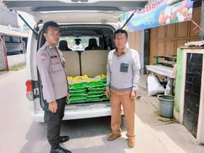 Upaya Dukung Ketahanan Pangan Polsek Kotabaru Menggelar Penjualan Beras SPHP Secara Door to Door