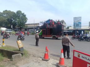 Polres Karawang Terjunkan 315 Personil Guna Pengamanan Keberangkatan Serikat Buruh Dalam Aksi Unjuk Rasa Kejakarta