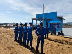 Peduli Lingkungan Pesisir, Polairud Polda NTB Bersama TNI AL dan Instansi Terkait Bersihkan Pantai Pelabuhan Sape