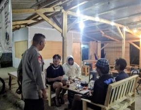 Personil Polsek Tegalwaru Patroli Malam Sasar Tongkrongan Anak Muda di Desa Mekarbuana Imbau Jaga Kamtibmas