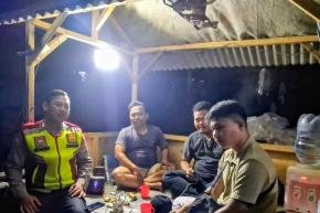 Intensifkan Ronda Malam, Bhabinkamtibmas Desa Cintaasih Monitoring Kamtibmas di Lingkungan Masyarakat
