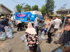 Bakti Sosial Dalam Rangka Hari Jadi Humas Ke-75, Humas Polresta Karawang Distribusikan Air Bersih Untuk Warga Ciampel