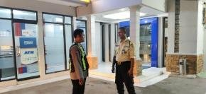 Patroli Siang Polsek Banyusari, Polisi Sambangi BRI Gempol untuk Jaga Keamanan Warga