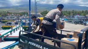 Ditpolairud Polda NTB Laksanakan Program Polisi Penolong di Lombok Timur, Bantu Ringankan Beban Nelayan.