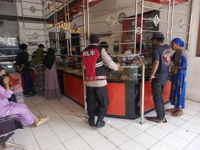 Demi Keamanan dan Kenyamanan Masyarakat Anggota Patroli Polsek Tempuran Kontrol Ke Toko Perhiasan.