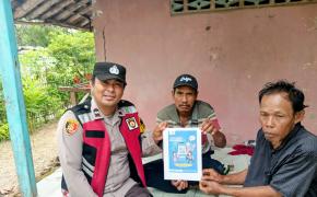 Anggota Polsek Batujaya mensosialisasikan QR Code Div Propam Polri kepada Masyarakat