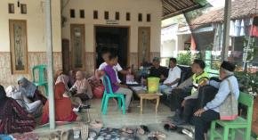 Bhabinkamtibmas Polsek Klari Monitoring Kegiatan Pendataan Perlinsos di Dusun Cirejag, Desa Cibalongsari
