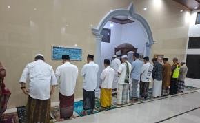 Anggota Polisi Bersama Warga Desa Ciptasari Laksanakan Sholat Subuh Berjamaah di Masjid Al Falah