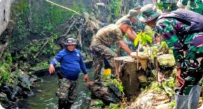 HUT ke-76 Kodam Jaya Diperingati dengan Aksi Bersih-bersih Kali Cipinang di Perumahan Pondok Cibubur RW 08, Kelurahan Cisalak Pasar Kecamatan Cimanggis