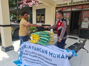 Adanya Gerakan Pangan Beras Murah, Warga Antusias Datangi Mako Polsek Tegalwaru