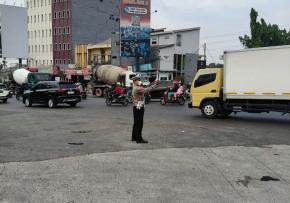 Satlantas Polres Karawang Atur Lalu Lintas, Atasi Kemacetan Jalan Raya