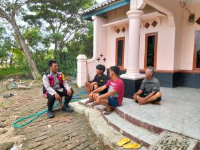Bhabinkamtibmas Desa Karyabakti Melaksanakan Sambang dan Silaturahmi kepada Masyarakat Binaannya