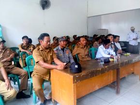 Bhabinkamtibmas Polsek Rengasdengklok bersama Pemdes Karyasari Hadiri Rapat Minggon Desa