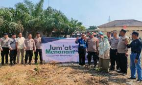 Kolaborasi Polsek Klari Bekerjasama Dengan Dinas Kehutanan Provinsi Jabar Lakukan Penghijauan Di Lahan Mako Polsek Klari