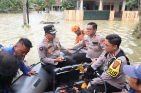 Kabid Humas Polda Jabar Tinjau Langsung Situasi Banjir di Karangligar, Karawang Serukan Patroli Rutin Jaga Keamanan