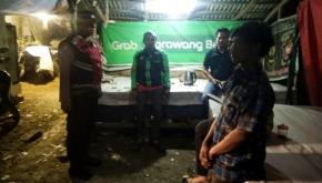 Anggota Polsek Rengasdengklok Giat Patroli Malam, Sekaligus Ngawangkong Bareng Bersama Warga