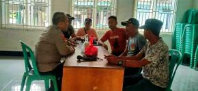 Sambang Bhabinkamtibmas Desa Karyasari dan Berikan Himbauan Kamtibmas Kepada Aparatur Desa Binaan