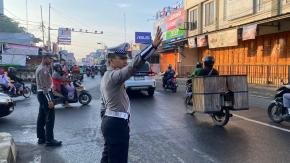 Upaya Satlantas Polres Karawang, melalui Rutinitas Gatur Lalin demi Kenyamanan Berkendara