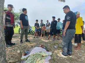Personil Unit Reskrim Polsek Rengasdengklok, Gerak Cepat Datangi Lokasi Penemuan Mayat Di Desa Kampung sawah