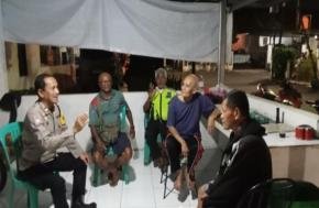 Humanis! Potret Sinergitas Anggota Polri Bersama Warga Telukjambe Timur saat Ngobrol Santai