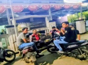 Upaya Pak Bhabinkamtibmas Ikut Serta Dalam Giat Ronda Bersama Warga