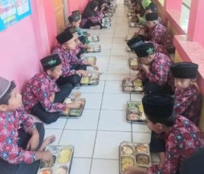 Suasana Penuh Kegembiraan, Siswa SDN Sukajaya I Cilamaya Kulon Nikmati Program Makan Bergizi Gratis