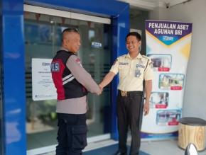 Personil Polsek Tegalwaru Pada Patroli Siang dan Edukasi Petugas Jaga Kantor Bank BRI Loji