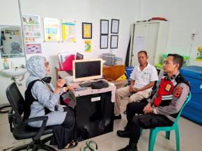 Personil Polsek Tegalwaru Patroli Siang di Puskesmas Loji Sampaikan Humanis Agar Waspada