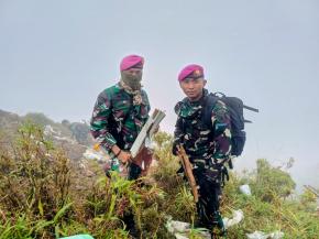 MENDAKI MEDAN TERJAL, PRAJURIT MARINIR CARI KORBAN PESAWAT JATUH DI PEGUNUNGAN MAROS