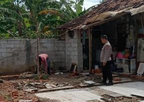 Bhabinkantibmas Monitoring Rumah Tidak Layak Huni di Desa Gempol Kolot