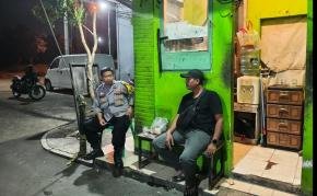 Potret Sinergitas, Bhabinkamtibmas Desa Purwadana Sambangi Security Perumahan Festival