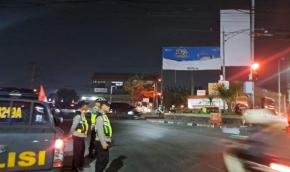 Personil Polsek Klari Lakukan Patroli Malam di Lampu Merah Karawang Timur