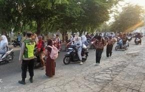 Upaya Optimalkan Anggota Polisi Polsek Telagasari Sapa Warga dan Bantu Siswa Menyebrang di Pagi Hari
