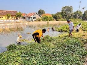 Polsek Telagasari Laksanakan Kerja Bakti Di Desa Kalibuaya, Wujudkan Kepedulian Terhadap Lingkungan