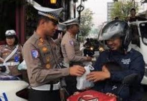 Sentuhan Ramadan, Polres Purwakarta Tebar Takjil dan Hangatkan Silaturahmi di Jalanan