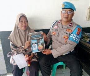 Bripka Faridil Atlas Polsek Banyusari Melaksanakan Sosialisasi QR Barcode ke Masyarakat Pengaduan Divisi Propam Polri Bidpropam Polda Jabar