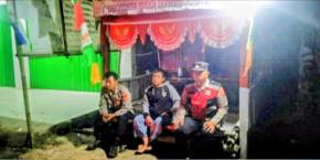 Bhabinkamtibmas Polsek Rengasdengklok Ngawangkong Bersama Petugas Jaga Poskamling Desa Amansari