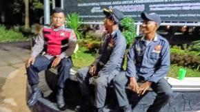Upaya Bhabinkamtibmas Polsek Telagasari Bina Warga Desa Dalam Giat Siskamling