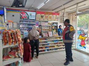 Anggota Polsek Batujaya Tingkatkan Patroli Prekat guna Ciptakan Keamanan di Minimarket