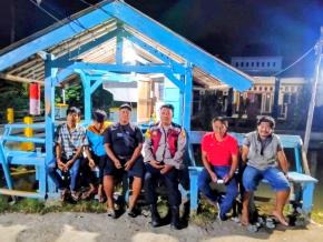 Anggota Polsek Batujaya Sambangi Masyarakat Desa Segarjaya untuk melaksanakan kegiatan Ngawangkong