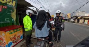 Polantas di Karawang Berikan Teguran Humanis Kepada Pelanggar di Jalan Raya Surotokunto
