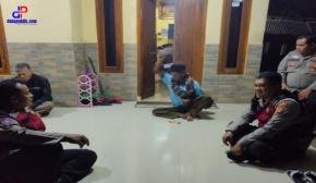 Giat Ngawangkong Personel Polsek Lemahabang Imbau Warga Desa Karyamukti Untuk Tetap Pertahankan Kamtibmas