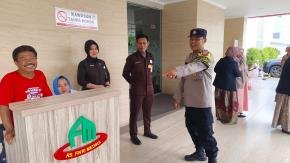 Ajak Jaga Kamtibmas di Lingkungan Pekerjaan, Bhabinkamtibmas Desa Belendung Sambangi Satpam RS Fikri Medika