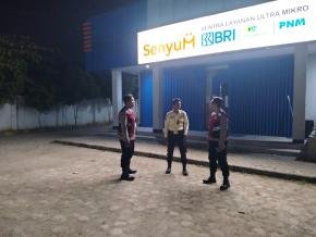 Upaya Anggota Polsek Batujaya Sambangi Scurity Bank BRI Unit Batujaya pada Malam Hari