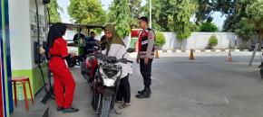 Personil Polsek Tempuran Sambangi SPBU, Guna Ciptakan Rasa Nyaman dan aman kepada warga Masyarakat saat mengisi bahan bakar.
