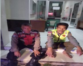 Personil Polsek Tegalwaru Patroli Malam Colling System Sambang Warga di Kantor Desa Cigunungsari