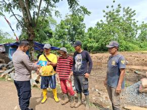 Anggota Polsek Pangkalan Sosialisasikan Pengadu Cepat Propam Polri kepada Warga Kampung Karajan