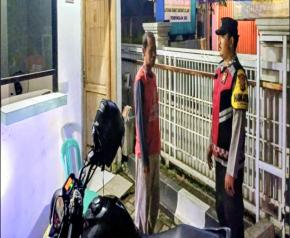 Petugas Jaga Puskesmas Loji Diimbau Waspada oleh Personil Polsek Tegalwaru Pada Patroli Malam