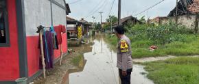 Polsek Telukjambe Barat Monitoring Lokasi Banjir di Desa Karangligar